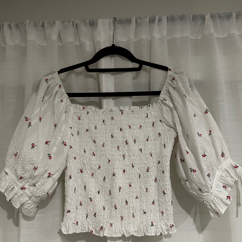 NWT Dainty white smocked puff sleeve top w/ white texture and small rose detail